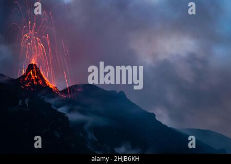 Aktiver Vulkanausbruch bei Nacht auf der Insel Stromboli in Italien Stockfoto