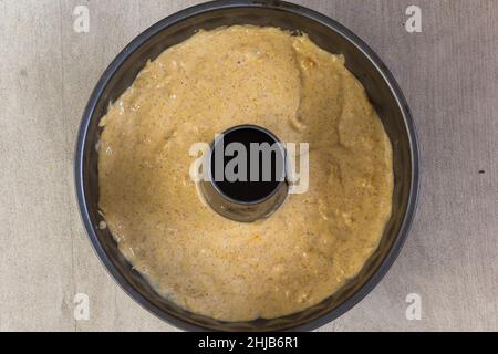 Roher Teig für Kürbiskuchen vor dem Backen in einer Bunt-Pfanne Stockfoto