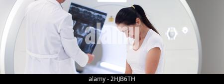 Der Arzt untersucht das MRT-Bild vor der Nahaufnahme des Patienten Stockfoto