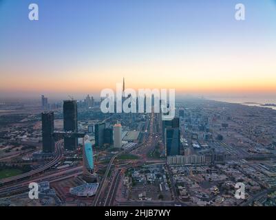 Luftaufnahme der Skyline von Dubai bei Sonnenaufgang Stockfoto