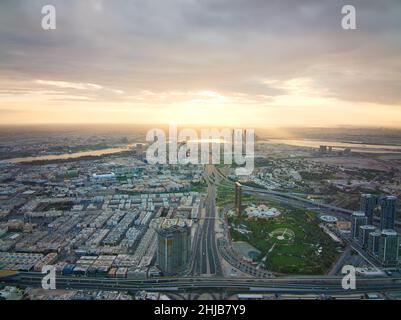 Luftaufnahme der Skyline von Dubai bei Sonnenaufgang Stockfoto