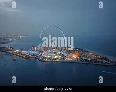 Ain Dubai, das größte Riesenrad der Welt auf der Bluewaters Island in Dubai Marina, beleuchtet am Nachthimmel; Luftaufnahme der besten reiseziele dubais Stockfoto