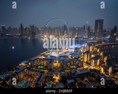 Ain Dubai, das größte Riesenrad der Welt auf der Bluewaters Island in Dubai Marina, beleuchtet am Nachthimmel; Luftaufnahme der besten reiseziele dubais Stockfoto