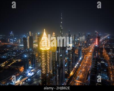 Nachtansicht der Skyline von Dubai mit beleuchteten Megaskrapers und der Sheikh Zayed Road Stockfoto