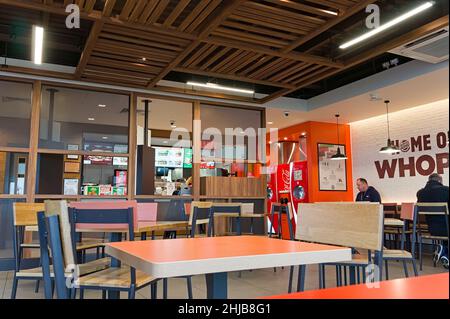 Burger King Interieur mit orange, braun & beige Dekoration..das Fast-Food-Outlet bei der neuen Quadranten-Entwicklung in Wyberton. Stockfoto
