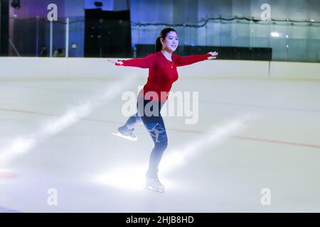 Pasay City, Pasay City. 21st Januar 2022. Nikki Cheng, 29, Präsident der philippinischen Skating Union und Mitglied der philippinischen Delegation bei den Olympischen Winterspielen in Peking, führt am 21. Januar 2022 Schlittschuhe auf der Eisbahn in einem Einkaufszentrum in Pasay City, Philippinen. DAZU: Feature: Mit Blick auf das Eis, mehr junge Filipinos nehmen über Beijing 2022 Wintersport an. Quelle: Rouelle Umali/Xinhua/Alamy Live News Stockfoto