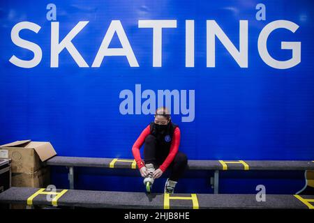 Pasay City, Pasay City. 21st Januar 2022. Nikki Cheng, 29, Präsidentin der philippinischen Skating Union und Mitglied der philippinischen Delegation bei den Olympischen Winterspielen in Peking, zog am 21. Januar 2022 ihre Schlittschuhe in einem Einkaufszentrum in Pasay City auf den Philippinen an. DAZU: Feature: Mit Blick auf das Eis, mehr junge Filipinos nehmen über Beijing 2022 Wintersport an. Quelle: Rouelle Umali/Xinhua/Alamy Live News Stockfoto