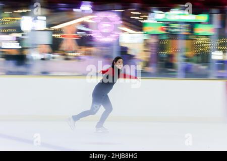 Pasay City, Pasay City. 21st Januar 2022. Nikki Cheng, 29, Präsident der philippinischen Skating Union und Mitglied der philippinischen Delegation bei den Olympischen Winterspielen in Peking, führt am 21. Januar 2022 Schlittschuhe auf der Eisbahn in einem Einkaufszentrum in Pasay City, Philippinen. DAZU: Feature: Mit Blick auf das Eis, mehr junge Filipinos nehmen über Beijing 2022 Wintersport an. Quelle: Rouelle Umali/Xinhua/Alamy Live News Stockfoto