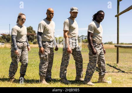 Porträt einer Gruppe von Männern und Frauen verschiedener Soldaten, die im Boot-Camp stehen Stockfoto