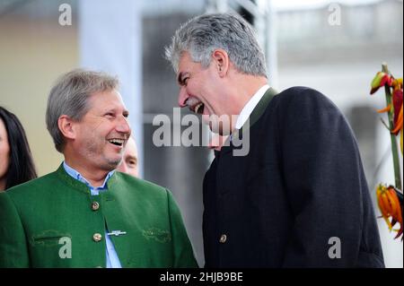 Wien, Österreich. 07. September 2014. Erntefest 2014 in Wien am Heldenplatz. Johannes Hahn (L) EU-Kommissar für Europäische Nachbarschaftspolitik aus dem Jahr 2014-2019 und Hans Jörg Schelling (R) Finanzminister aus dem Jahr 2014-2017 Stockfoto