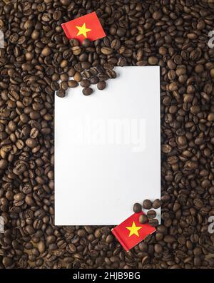 Robusta-Kaffee mit einer Mini-Flagge des Landes Vietnam. Das Konzept von Patriotismus und Stolz. Hochwertige Fotos Stockfoto