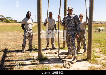 Porträt einer Gruppe von Männern und Frauen verschiedener Soldaten, die im Boot-Camp stehen Stockfoto