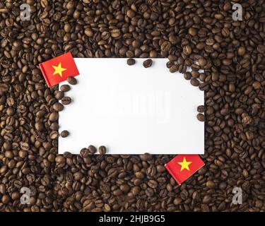 Robusta-Kaffee mit einer Mini-Flagge des Landes Vietnam. Das Konzept von Patriotismus und Stolz. Hochwertige Fotos Stockfoto