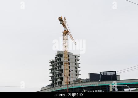 Bau eines neuen Gebäudes, eines Handelszentrums, wird durchgeführt Stockfoto