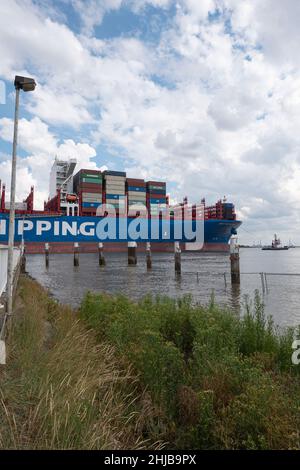 Doel, Belgien, 17. August 2020, Vertikales Foto des Containerschiffes COSCO Shipping aus Hongkong, bei Flut in der Nähe des Polderdorfes Doel in BE Stockfoto