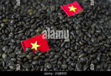 Robusta-Kaffee mit einer Mini-Flagge des Landes Vietnam. Das Konzept von Patriotismus und Stolz. Hochwertige Fotos Stockfoto