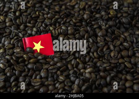 Robusta-Kaffee mit einer Mini-Flagge des Landes Vietnam. Das Konzept von Patriotismus und Stolz. Hochwertige Fotos Stockfoto