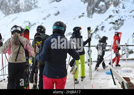 Garmisch Partenkirchen, Deutschland. 27th Januar 2022. Skifahren in der Corona Pandemie. Skifahrer in den bayerischen Alpen, Skigebiet Garmisch Classic, Bergstation Alpspitzbahn am Osterfelderkopf. Bayern, Deutschland, Skifahren, Skifahren, Autofahren, Skifahren, Skiurlaub, Sonnenschein, Aussicht, Freizeit, Sport, Landschaft, Aktivität, Schnee, Wintersport, Wintersportler, Wintersportgebiet, Berge, Schnee. Kredit: dpa/Alamy Live Nachrichten Stockfoto