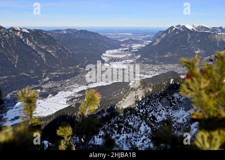 Garmisch Partenkirchen, Deutschland. 27th Januar 2022. Blick auf Garmisch Partenkirchen von der Bergstation der Alpspitzbahn am Osterfelderkof. Kredit: dpa/Alamy Live Nachrichten Stockfoto