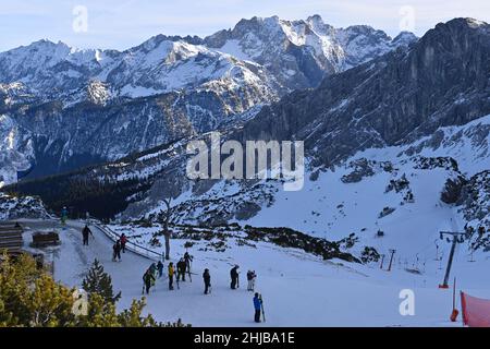 Garmisch Partenkirchen, Deutschland. 27th Januar 2022. Skifahren in der Corona Pandemie. Blick auf das Karwendelgebirge. Skifahrer in den bayerischen Alpen, Skigebiet Garmisch Classic, Bergstation der Alpspitzbahn am Osterfelderkopf. Bayern, Deutschland, Skifahren, Skifahren, Autofahren, Skifahren, Skiurlaub, Sonnenschein, Aussicht, Freizeit, Sport, Landschaft, Aktivität, Schnee, Wintersport, Wintersportler, Wintersportgebiet, Berge, Schnee. Kredit: dpa/Alamy Live Nachrichten Stockfoto