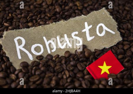 Robusta-Kaffee mit einer Mini-Flagge des Landes Vietnam. Das Konzept von Patriotismus und Stolz. Hochwertige Fotos Stockfoto