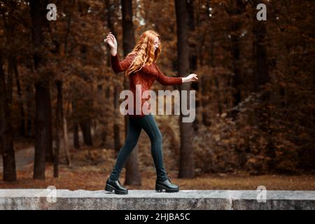 Mädchen mit roten Haaren und Sommersprossen Porträt Stockfoto