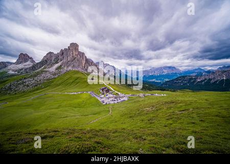 Gipfel des Giau Passo, Passo di Giau mit Hotel Passo Giau, Mt. RA Gusela im Zentrum, Mt. Averau (links) und Tofana-Gruppe (rechts) in der Ferne. Stockfoto
