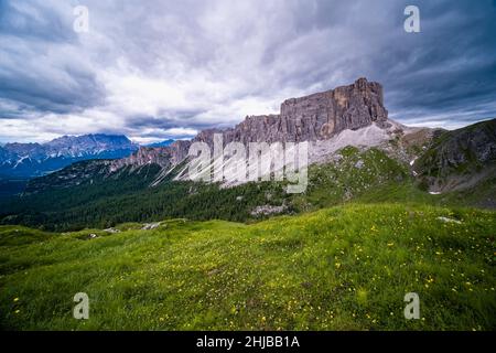 Der Gipfel Ponta Lastoi de Formin, der sich über die Forcella di Giau erhebt, von Punta di Zonia oberhalb des Giau-Passes, Passo di Giau. Stockfoto