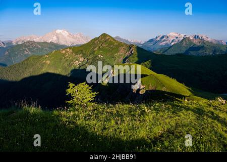 Blick von Punta di Zonia über den Giau Pass, Passo di Giau, auf den Monte Pore (Mitte), Marmolada (links) und die Sellagruppe (rechts) bei Sonnenaufgang. Stockfoto