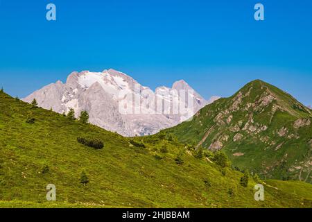 Blick von Punta di Zonia über den Giau Pass, Passo di Giau, auf die Gipfel der Marmolada (links) und des Monte Pore (rechts). Stockfoto