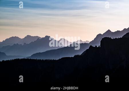 Silhuettes von Dolomitenkämmen und Gipfeln bei Sonnenaufgang, gesehen vom Giau Pass, Passo di Giau. Stockfoto
