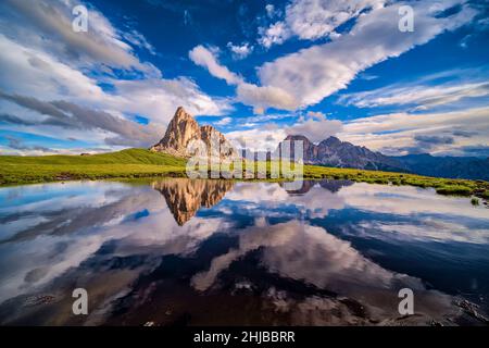 Mt. RA Gusela spiegelt sich in einem See auf dem Giau Pass, Passo di Giau, Tofana-Gruppe (rechts) in der Ferne, bei Sonnenaufgang. Stockfoto