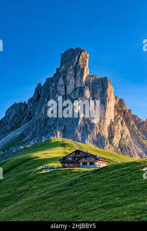 Mt. RA Gusela und eine Berghütte, von Punta di Zonia oberhalb des Giau-Passes, Passo di Giau, bei Sonnenaufgang gesehen. Stockfoto