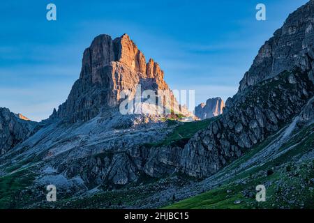 Der Gipfel des Mt. Averau und die Berghütte Refugio Averau am Fuße des Berges, von Punta di Zonia oberhalb des Giau-Passes, Passo di Giau gesehen. Stockfoto