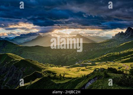 Spektakulärer Sonnenuntergang über der Sella-Gruppe, von Punta di Zonia über dem Giau-Pass, Passo di Giau gesehen. Stockfoto