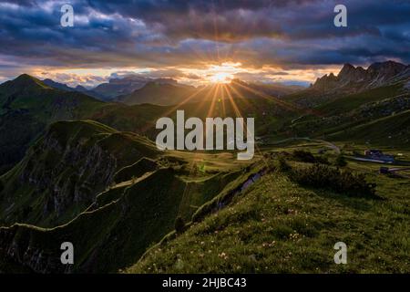 Spektakulärer Sonnenuntergang über der Sella-Gruppe, von Punta di Zonia über dem Giau-Pass, Passo di Giau gesehen. Stockfoto