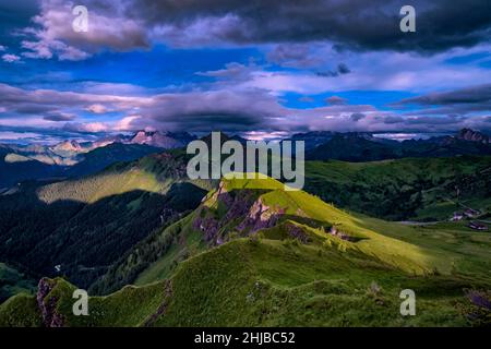 Blick von Punta di Zonia über den Giau Pass, Passo di Giau, auf den Monte Pore (Mitte), Marmolada (links) und die Sellagruppe (rechts) bei Sonnenaufgang. Stockfoto