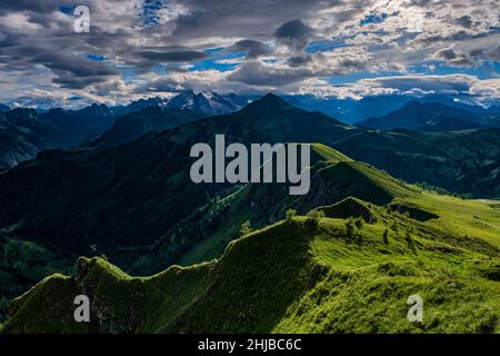 Blick von Punta di Zonia über den Giau Pass, Passo di Giau, auf den Monte Pore (Mitte), Marmolada (links) und die Sellagruppe (rechts) bei Sonnenaufgang. Stockfoto