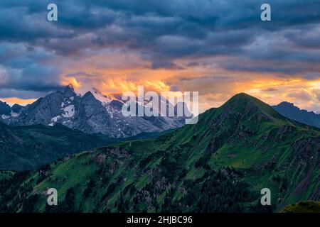 Spektakulärer Sonnenuntergang über den Gipfeln der Marmolada (links) und des Monte Pore (rechts), von Punta di Zonia oberhalb des Giau-Passes, Passo di Giau. Stockfoto