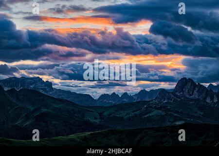 Spektakulärer Sonnenuntergang über den Silhuettes der Dolomitenkämme und Gipfel, vom Giau Pass, Passo di Giau aus gesehen. Stockfoto