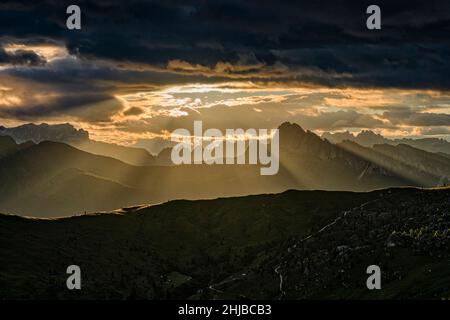 Spektakulärer Sonnenuntergang über den Silhuettes der Dolomitenkämme und Gipfel, vom Giau Pass, Passo di Giau aus gesehen. Stockfoto