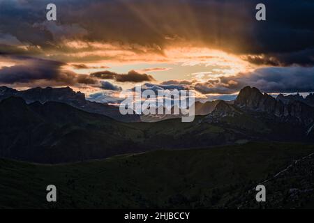 Spektakulärer Sonnenuntergang über den Silhuettes der Dolomitenkämme und Gipfel, vom Giau Pass, Passo di Giau aus gesehen. Stockfoto