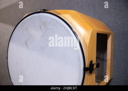 Weiße Trommel im Musikstudio Stockfoto