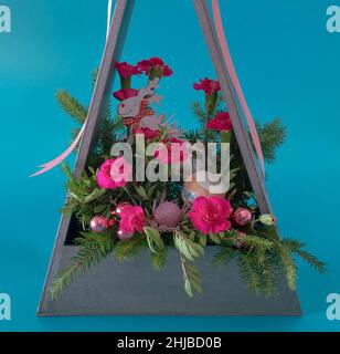 Blumenarrangement zu Neujahr in Pink mit einem Weihnachtsbaum. Kreative Idee. Stockfoto