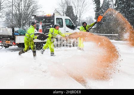 Streusalz auf Schnee auf dem Parkplatz während Beast from the East im Februar 2018 - Killearn, Schottland, Großbritannien Stockfoto