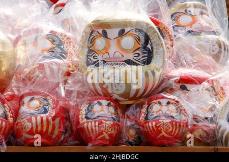 Hino, Tokio, Japan. 28th Januar 2022. Japanische Daruma-Puppen sind im Takahata Fudoson Tempel in Hino City zu sehen. Etwa 150 Verkäufer versammeln sich, um Daruma-Puppen ohne auf ihre Augen gemalte Schüler für Menschen zu verkaufen, die im Laufe des Jahres Glück suchen. Menschen färben sich in einer Pupille, wenn ein Wunsch oder ein Ziel gesetzt wird, und wenn der Wunsch wahr wird oder das Ziel erreicht wird, füllen sie die andere Pupille aus. Am Ende des Jahres werden gebrauchte Daruma-Puppen wieder in den Tempel zurückgebracht, um dort verbrannt zu werden. (Bild: © Rodrigo Reyes Marin/ZUMA Press Wire) Stockfoto