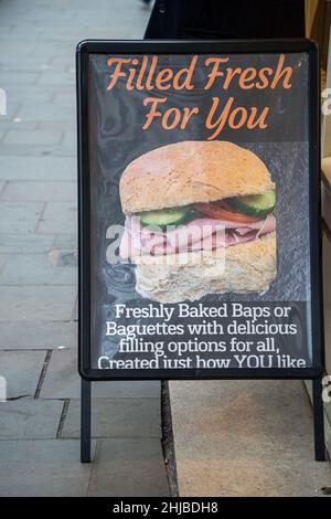 Sandwich Shop Schild, frisch gefüllt für Sie, Werbung, A' Rahmenbrett, Außenpflaster, Schinken Sandwich, Speck, Salat, Tomaten, brauner bap, Brötchen. Stockfoto