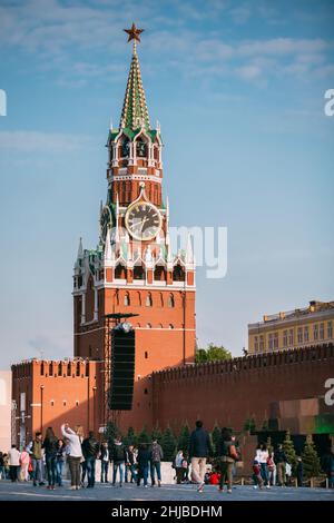 Menschen auf dem Roten Platz in Moskau, Russland. Spasskaya Turm des Kremls im Hintergrund Stockfoto