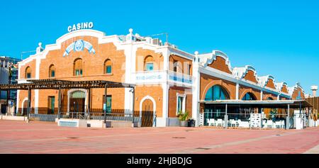 Castello, Spanien - 17. Januar 2022: Panoramablick auf das Casino de Castellon, in El Grau, das maritime Viertel von Castello de la Plana, und Establis Stockfoto