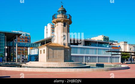 Castello, Spanien - 17. Januar 2022: Blick auf den alten Leuchtturm des Hafens von Castello de la Plana, Spanien, der sich in El Grau, dem maritimen Viertel, befindet Stockfoto